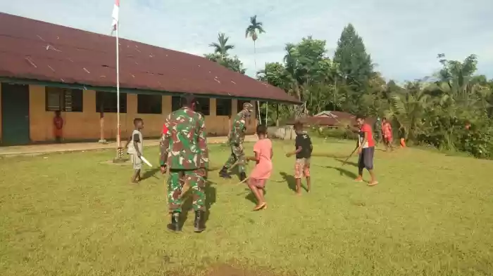 Keceriaan Anak-Anak Perbatasan Saat Bermain Bersama Personel TMMD Kodim 1711/BVD
